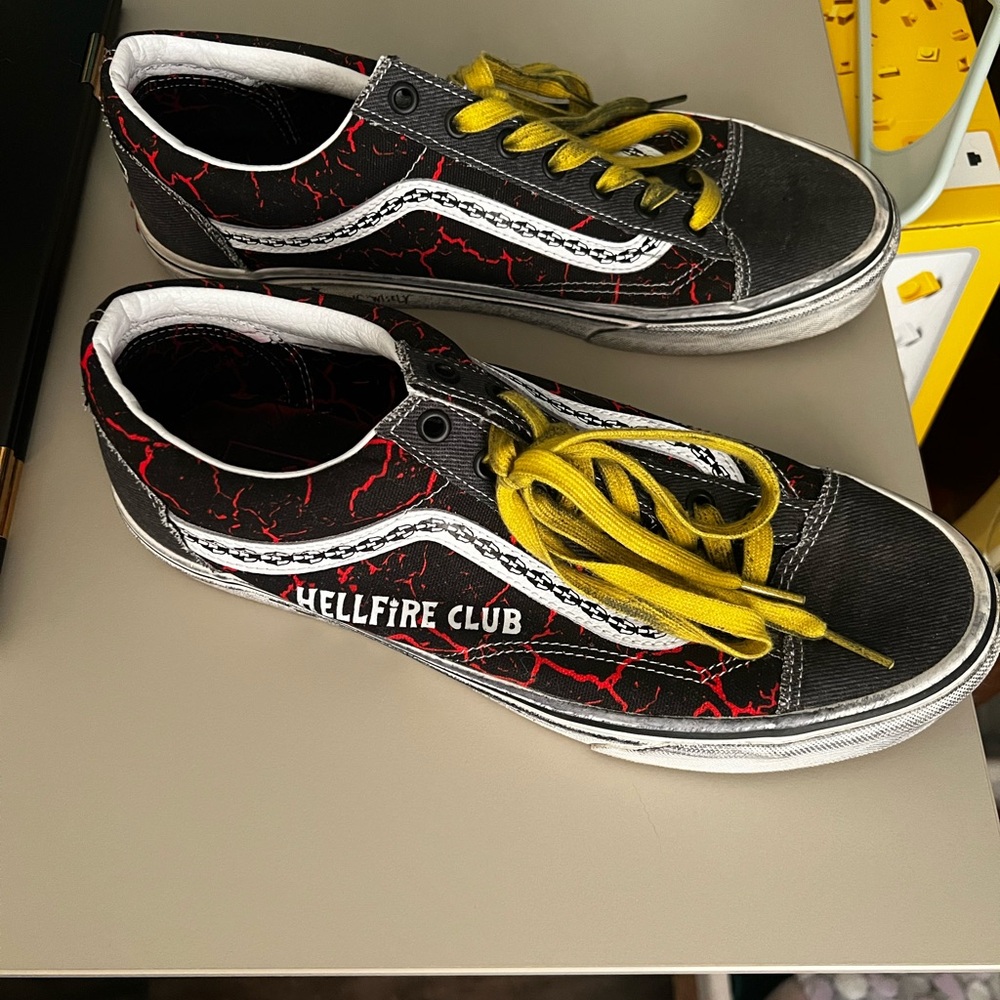 Stranger Things Vans Sz. 10 LIKE NEW